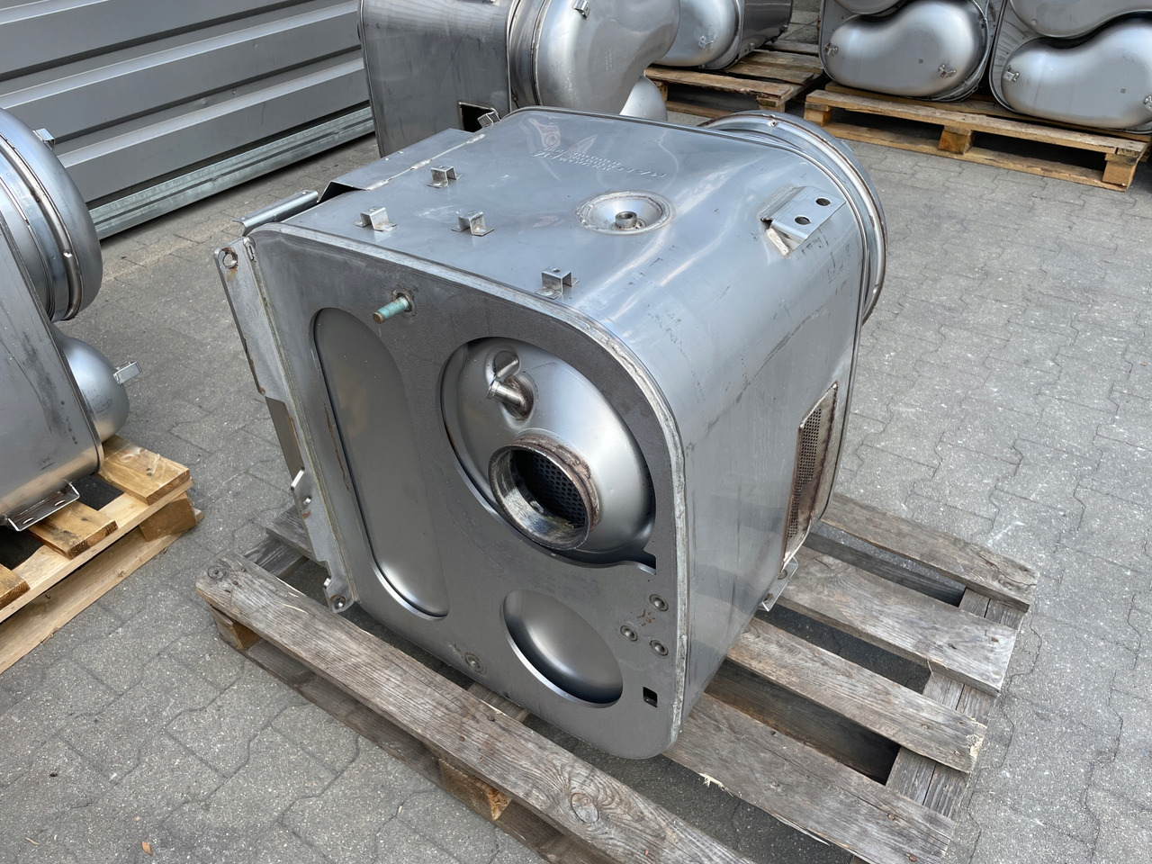 KATALIZATOR MAN TGX TGS EURO 6 DPF TŁUMIK WYDECH 81151036125 - Katalizator: slika 4 KATALIZATOR MAN TGX TGS EURO 6 DPF TŁUMIK WYDECH 81151036125 - Katalizator: slika 4