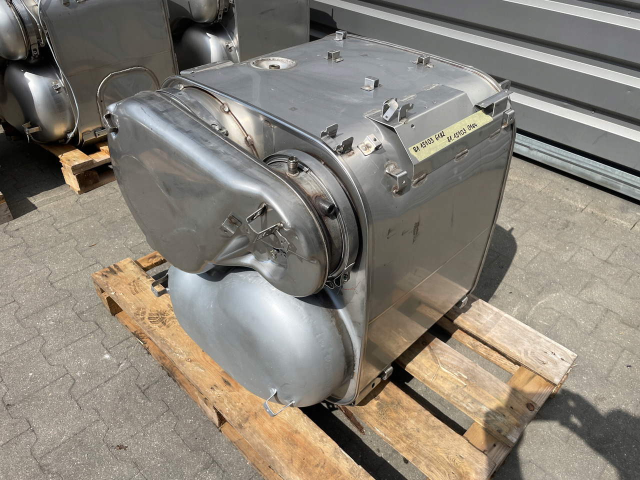 KATALIZATOR MAN TGX TGS EURO 6 DPF TŁUMIK WYDECH 81151036182 - Katalizator za Tovornjak: slika 2 KATALIZATOR MAN TGX TGS EURO 6 DPF TŁUMIK WYDECH 81151036182 - Katalizator za Tovornjak: slika 2