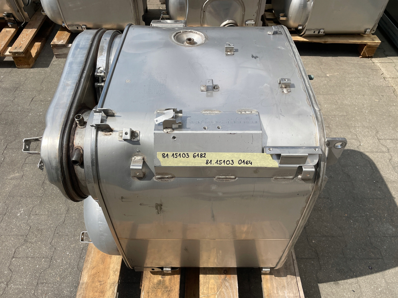 KATALIZATOR MAN TGX TGS EURO 6 DPF TŁUMIK WYDECH 81151036182 - Katalizator za Tovornjak: slika 1 KATALIZATOR MAN TGX TGS EURO 6 DPF TŁUMIK WYDECH 81151036182 - Katalizator za Tovornjak: slika 1