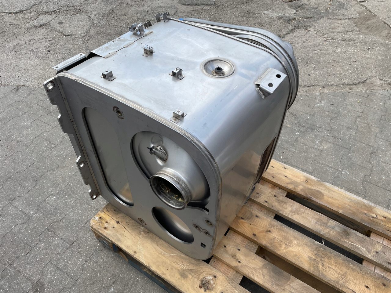 KATALIZATOR MAN TGX TGS EURO 6 DPF TŁUMIK WYDECH 81151036247 - Katalizator: slika 4 KATALIZATOR MAN TGX TGS EURO 6 DPF TŁUMIK WYDECH 81151036247 - Katalizator: slika 4