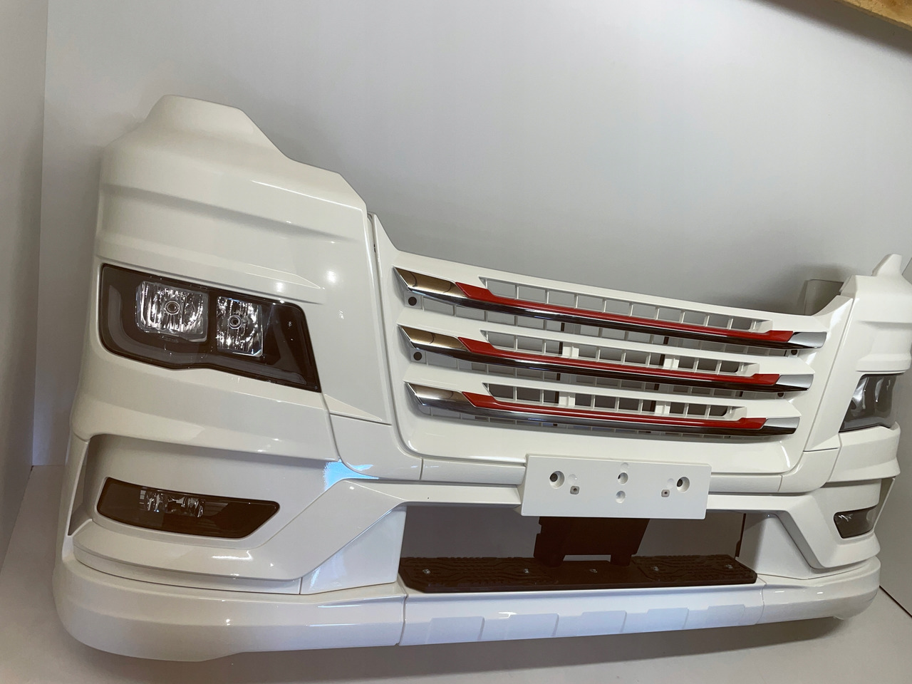 KOMPLETNY ZDERZAK MAN TG3 TGX3 TGX 3 ORYGINALNY KOLOR RAL 9010 - Odbijač za Tovornjak: slika 2 KOMPLETNY ZDERZAK MAN TG3 TGX3 TGX 3 ORYGINALNY KOLOR RAL 9010 - Odbijač za Tovornjak: slika 2