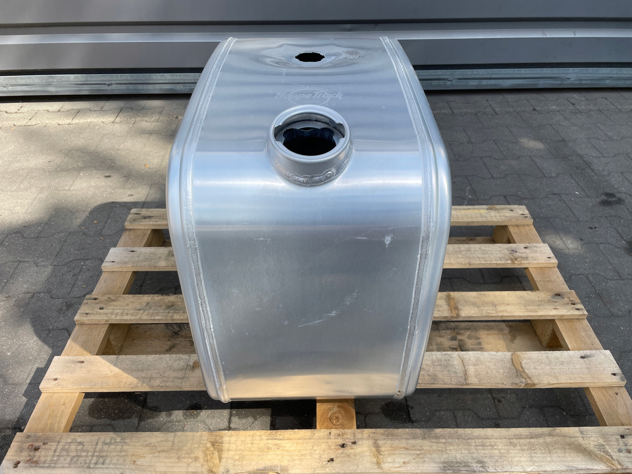 ZBIORNIK PALIWA MAN SCANIA DAF VOLVO IVECO MERCEDES - Rezervoar za gorivo za Tovornjak: slika 1 ZBIORNIK PALIWA MAN SCANIA DAF VOLVO IVECO MERCEDES - Rezervoar za gorivo za Tovornjak: slika 1