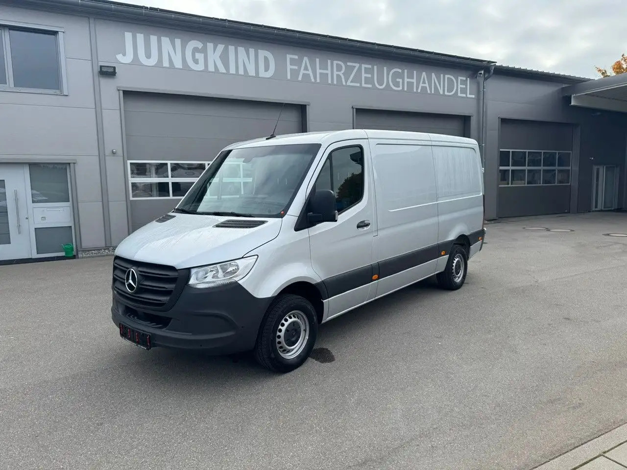 Mercedes-Benz Sprinter 317 CDI Flach Lang Silber Klima MBUX - Furgon: slika 1 Mercedes-Benz Sprinter 317 CDI Flach Lang Silber Klima MBUX - Furgon: slika 1