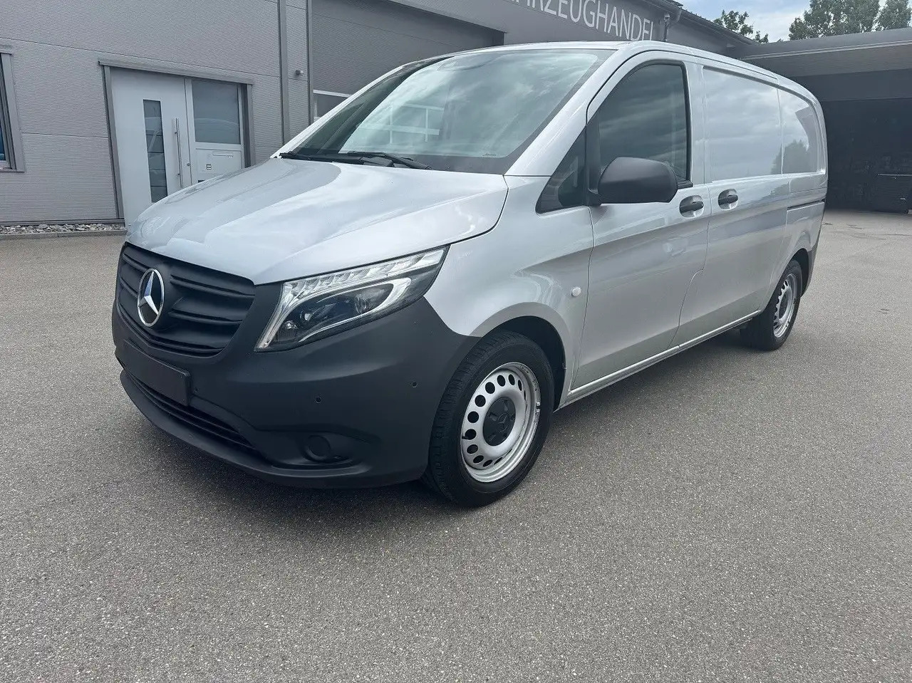 Mercedes-Benz Vito 114 CDI Kompakt Silber Klima Bott - Furgon: slika 1 Mercedes-Benz Vito 114 CDI Kompakt Silber Klima Bott - Furgon: slika 1