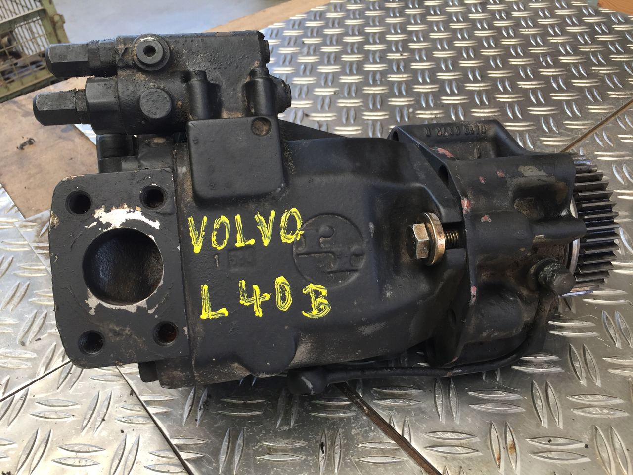 Gebrauchte Hydraulikpumpe / Lenkung VOLVO Radlader L40 B, Artikel - Nr. : 1534604 - Hidravlična črpalka za Tovornjak: slika 5 Gebrauchte Hydraulikpumpe / Lenkung VOLVO Radlader L40 B, Artikel - Nr. : 1534604 - Hidravlična črpalka za Tovornjak: slika 5