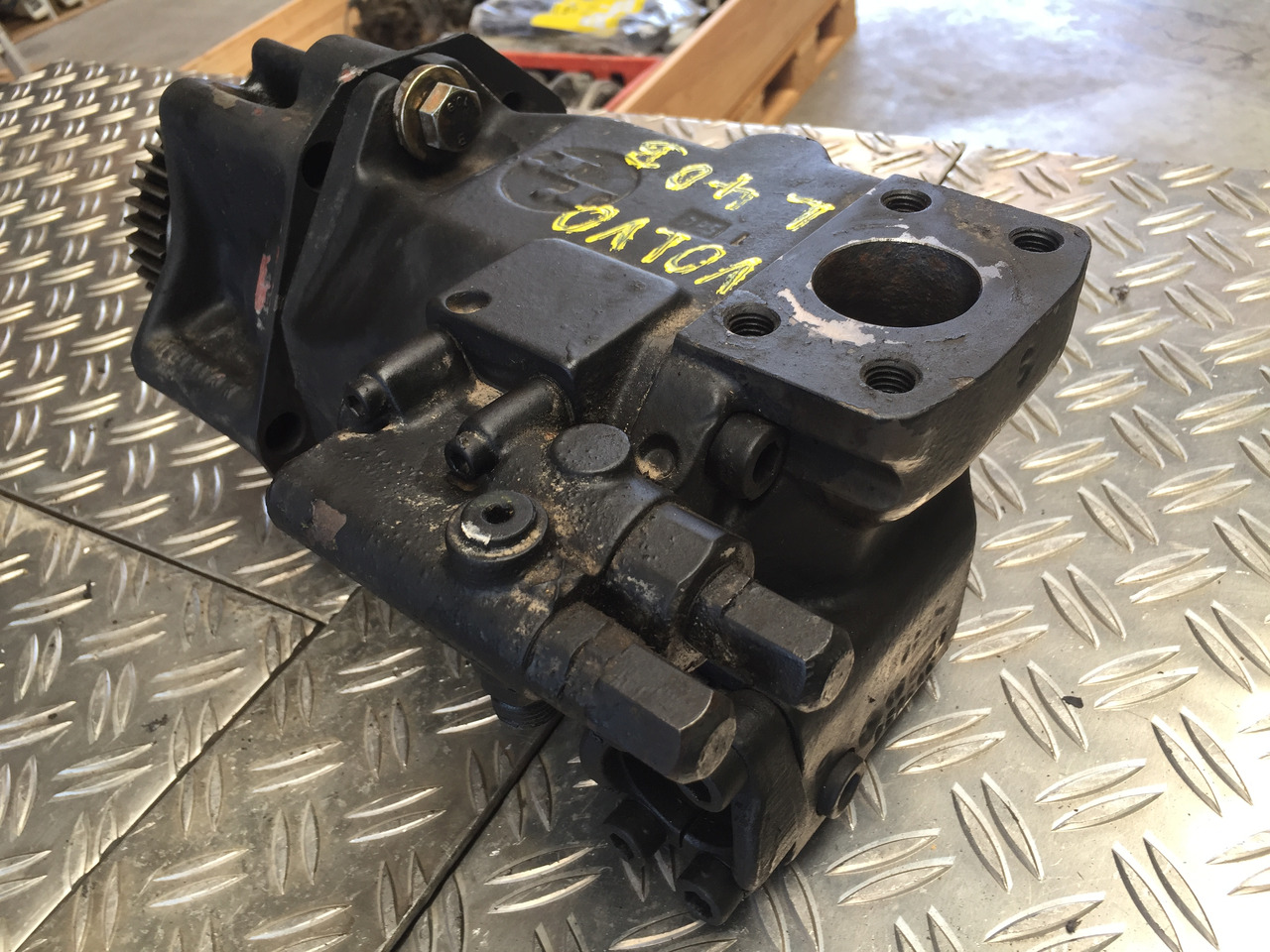 Gebrauchte Hydraulikpumpe / Lenkung VOLVO Radlader L40 B, Artikel - Nr. : 1534604 - Hidravlična črpalka za Tovornjak: slika 2 Gebrauchte Hydraulikpumpe / Lenkung VOLVO Radlader L40 B, Artikel - Nr. : 1534604 - Hidravlična črpalka za Tovornjak: slika 2