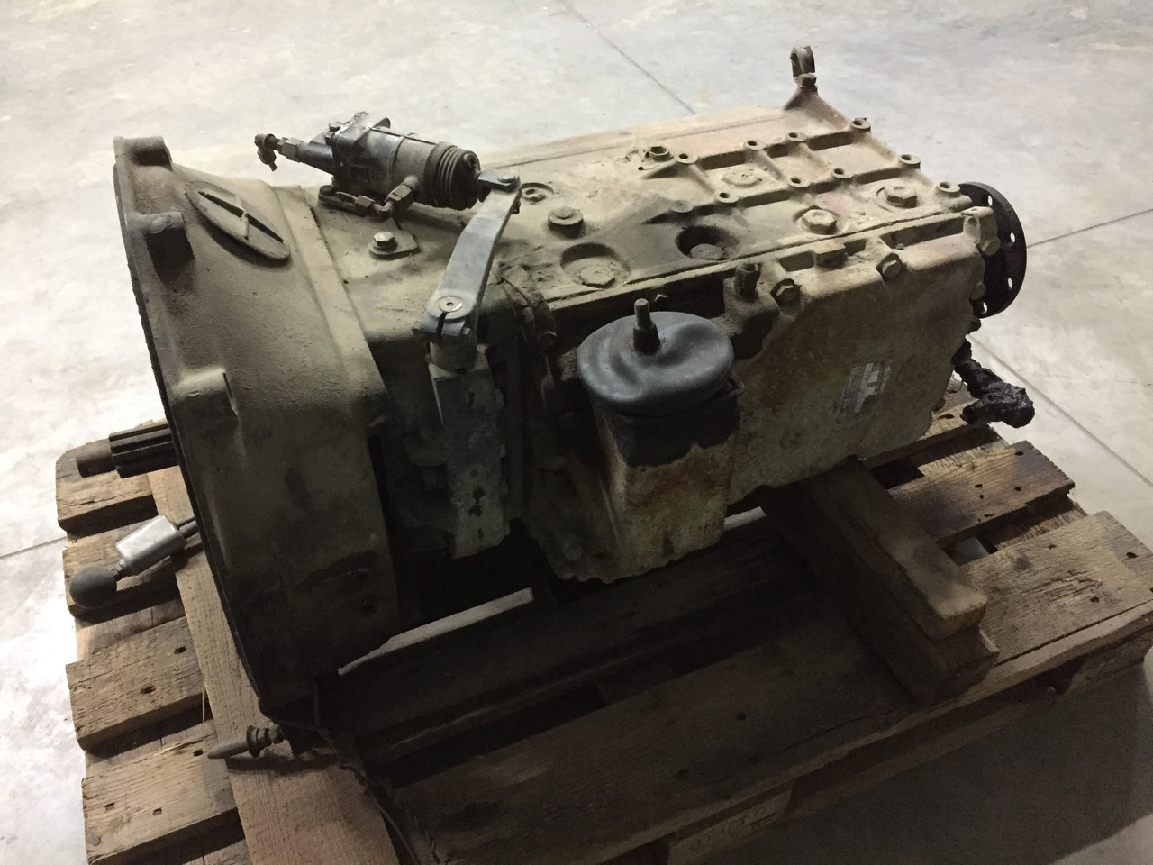 Gebrauchtes Getriebe MAN 26.240, Typ : ZF AK 6.90 / GV 90, Artikel - Nr. : 81.99999 - 9999 - Menjalnik za Tovornjak: slika 4 Gebrauchtes Getriebe MAN 26.240, Typ : ZF AK 6.90 / GV 90, Artikel - Nr. : 81.99999 - 9999 - Menjalnik za Tovornjak: slika 4