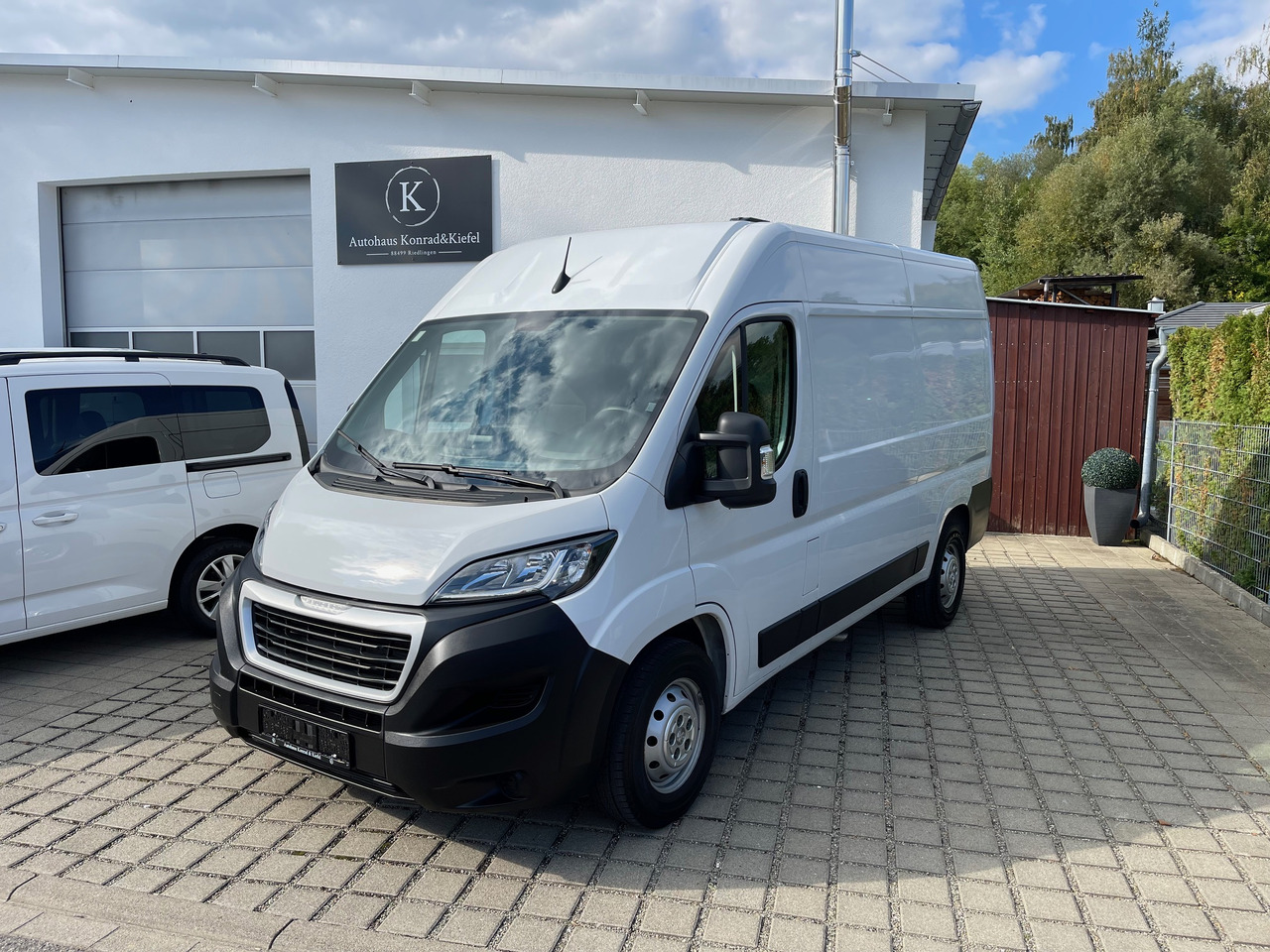 Peugeot Boxer Kasten L2H2 AppleCarplay/Klima/Kamera - Furgon: slika 1 Peugeot Boxer Kasten L2H2 AppleCarplay/Klima/Kamera - Furgon: slika 1