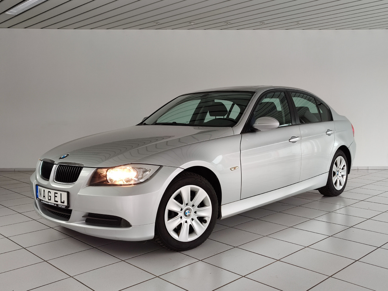 BMW 320i Audiosystem Professional, Automatik, PDC, Licht-Paket - Limuzina: slika 1 BMW 320i Audiosystem Professional, Automatik, PDC, Licht-Paket - Limuzina: slika 1