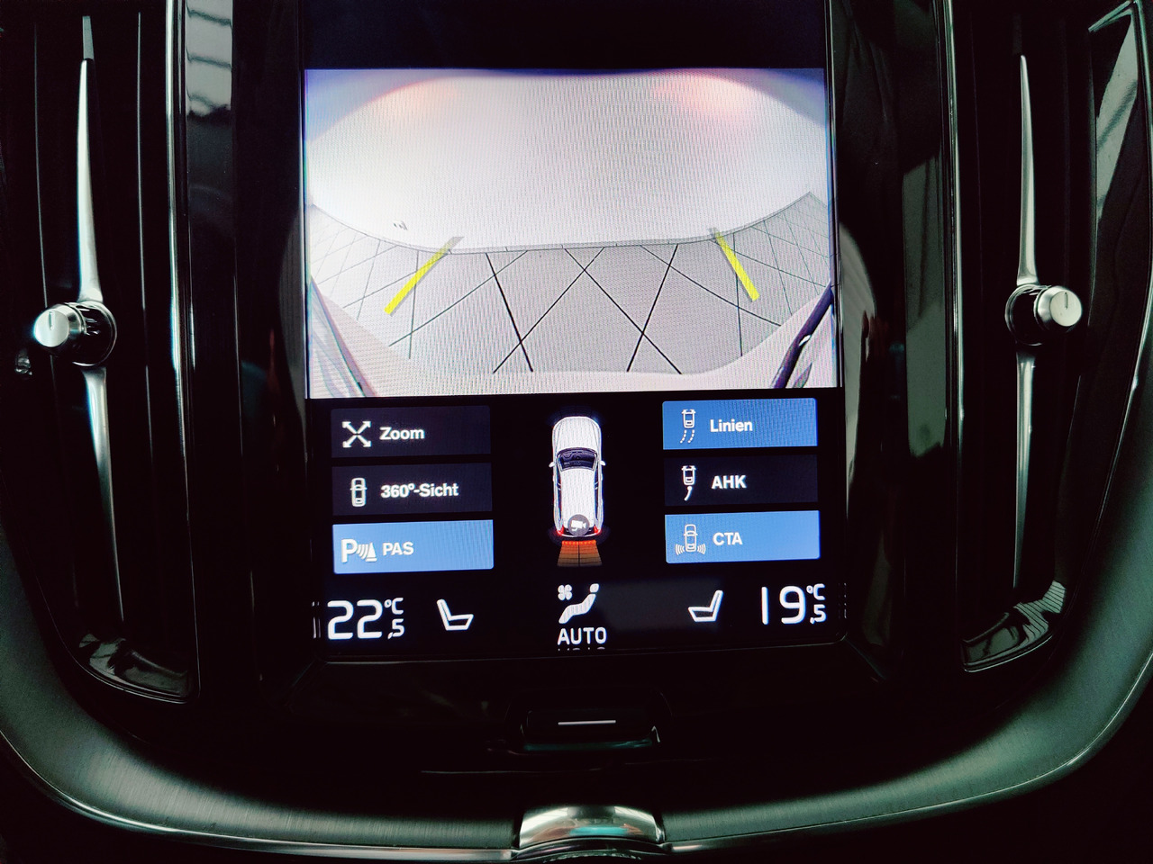 SUV Volvo XC60 t8 twin engine Momentum Plug-In Hybrid AWD AHK Leder Navi: slika 13