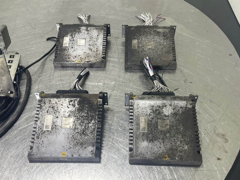 Liebherr A924C-PME1 OUTPUT-ECU/Control box/Steuermodul - Električni sistem za Gradbeni stroj: slika 3 Liebherr A924C-PME1 OUTPUT-ECU/Control box/Steuermodul - Električni sistem za Gradbeni stroj: slika 3