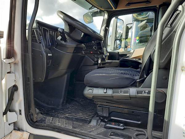 Interior photo 1: Kontejnerski tovornjak/ Tovornjak z zamenljivim tovoriščem Mercedes-Benz ACTROS 1842 Interior photo 1: Kontejnerski tovornjak/ Tovornjak z zamenljivim tovoriščem Mercedes-Benz ACTROS 1842