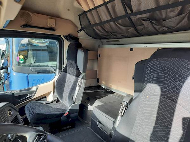 Interior photo 2: Kontejnerski tovornjak/ Tovornjak z zamenljivim tovoriščem Mercedes-Benz ACTROS 1842 Interior photo 2: Kontejnerski tovornjak/ Tovornjak z zamenljivim tovoriščem Mercedes-Benz ACTROS 1842