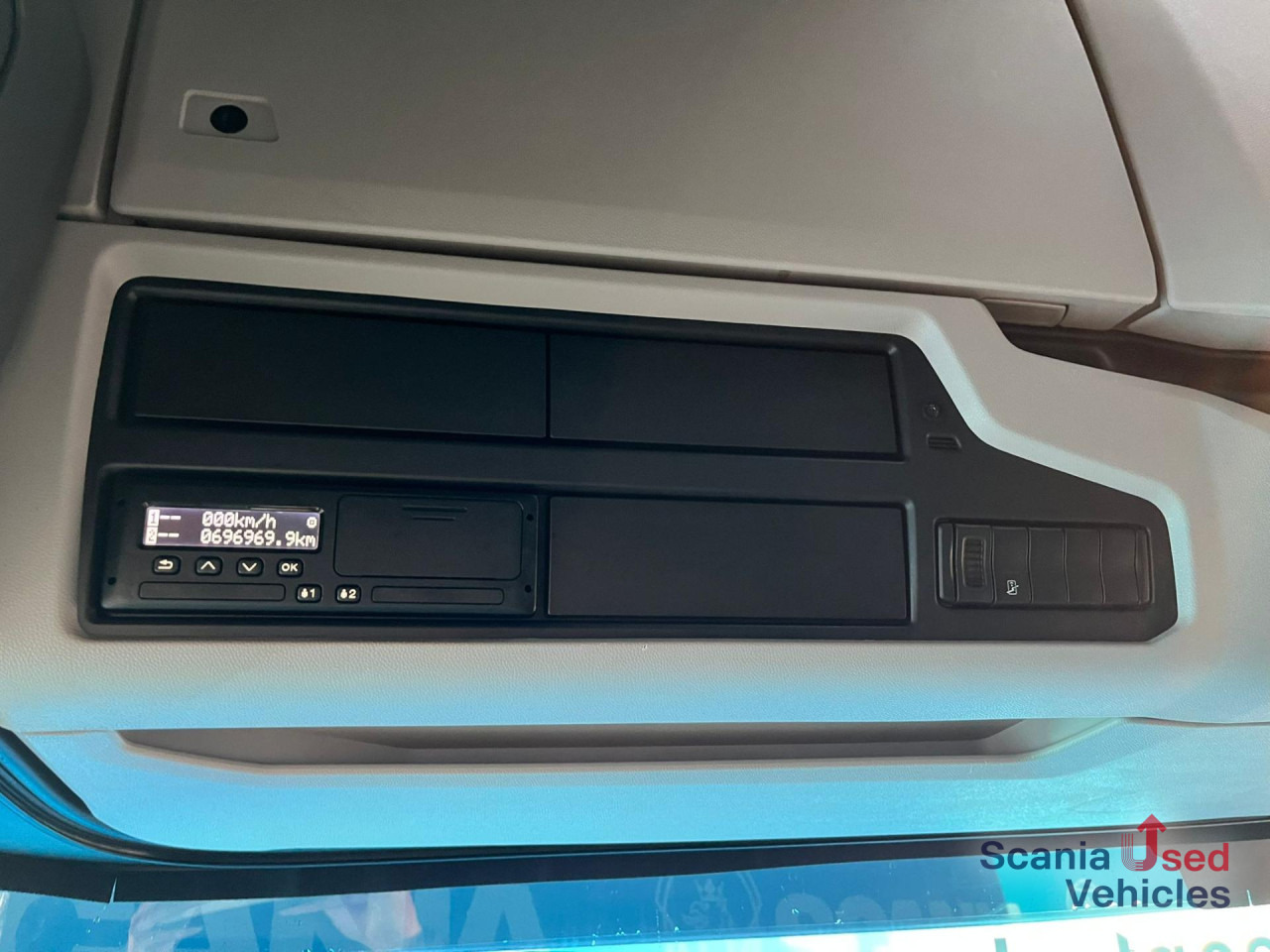SCANIA R 450 A4x2NA RETARDER 8T DIFF-L SMART2 - Vlačilec: slika 4 SCANIA R 450 A4x2NA RETARDER 8T DIFF-L SMART2 - Vlačilec: slika 4