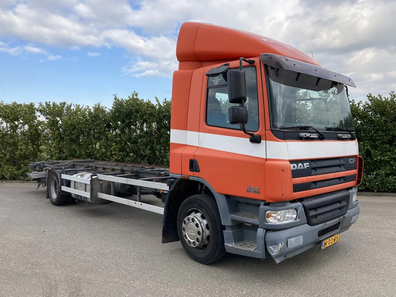 DAF CF65.180 Euro3 Manual / Laadklep - Tovornjak-šasija: slika 1 DAF CF65.180 Euro3 Manual / Laadklep - Tovornjak-šasija: slika 1