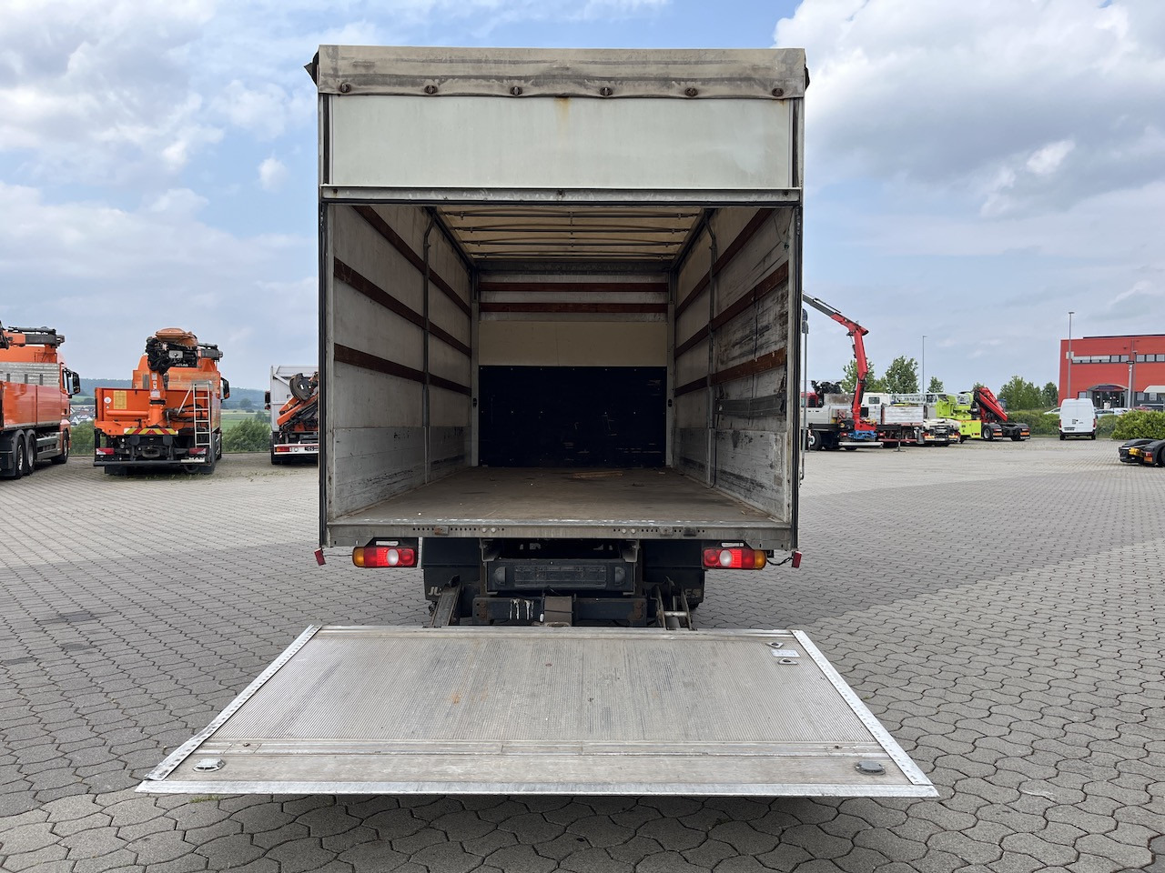 FUSO Canter 7C18 4x2 Ladebordwand Getriebeschaden - Dostavno vozilo s ponjavo: slika 3 FUSO Canter 7C18 4x2 Ladebordwand Getriebeschaden - Dostavno vozilo s ponjavo: slika 3