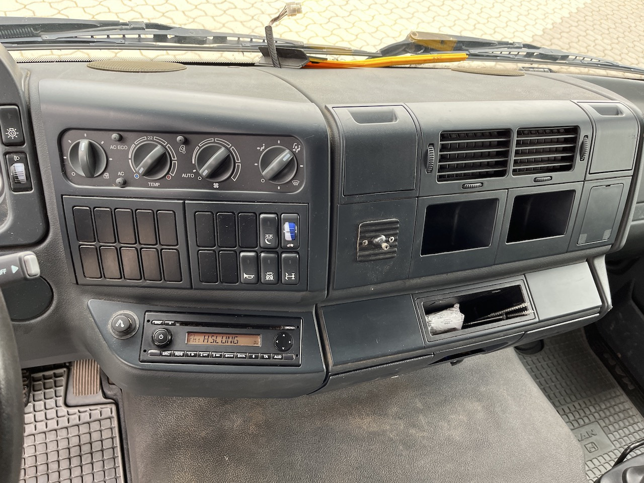 MAN TGL 8.220 4x2 Pritsche AHK - Dostavno vozilo s kesonom: slika 2 MAN TGL 8.220 4x2 Pritsche AHK - Dostavno vozilo s kesonom: slika 2