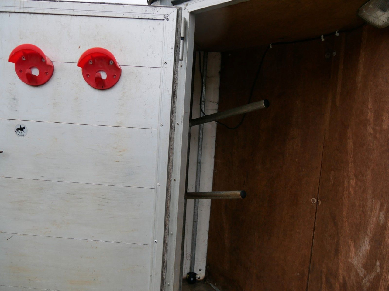 Böckmann Alu 2 Pferde mit Sattelkammer - Prikolica za prevoz živine: slika 3 Böckmann Alu 2 Pferde mit Sattelkammer - Prikolica za prevoz živine: slika 3