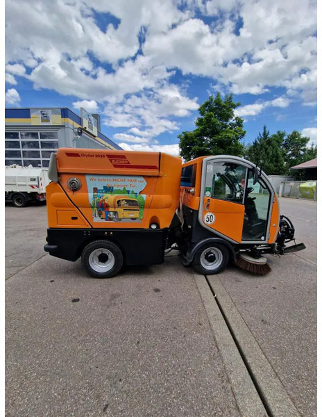 Bucher Kehrmaschine BUCHER-GUYER Kehrmaschine EG 4.500 kg Diesel Topzustand - Industrijski pometalni stroj: slika 2 Bucher Kehrmaschine BUCHER-GUYER Kehrmaschine EG 4.500 kg Diesel Topzustand - Industrijski pometalni stroj: slika 2