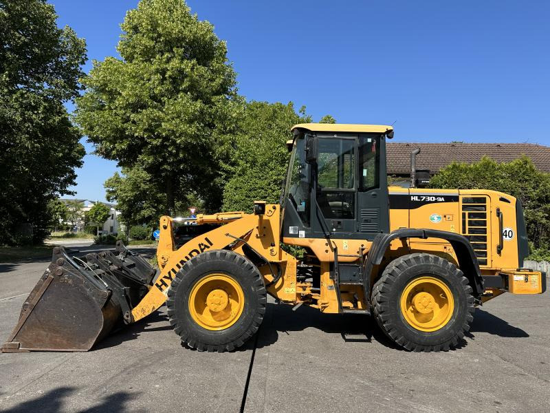Hyundai HL730-9A 4X4 Radlader Mulch-/Klappschaufel KLIMA A HL730-9A 4X4 Radlader Mulch-/Klappschaufel KLIMA A/C - Kolesni nakladalec: slika 1 Hyundai HL730-9A 4X4 Radlader Mulch-/Klappschaufel KLIMA A HL730-9A 4X4 Radlader Mulch-/Klappschaufel KLIMA A/C - Kolesni nakladalec: slika 1