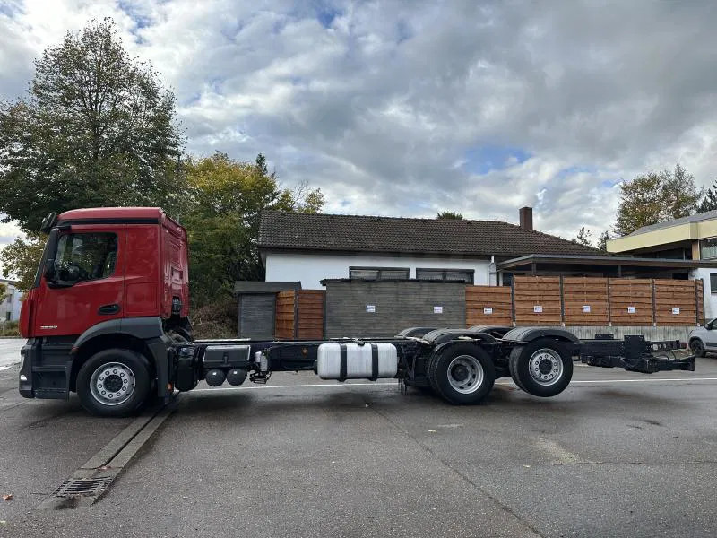 Mercedes-Benz 2532 LL 6x2 LANGES Fahrgestell Intarder Lenkachse - Tovornjak-šasija: slika 2 Mercedes-Benz 2532 LL 6x2 LANGES Fahrgestell Intarder Lenkachse - Tovornjak-šasija: slika 2