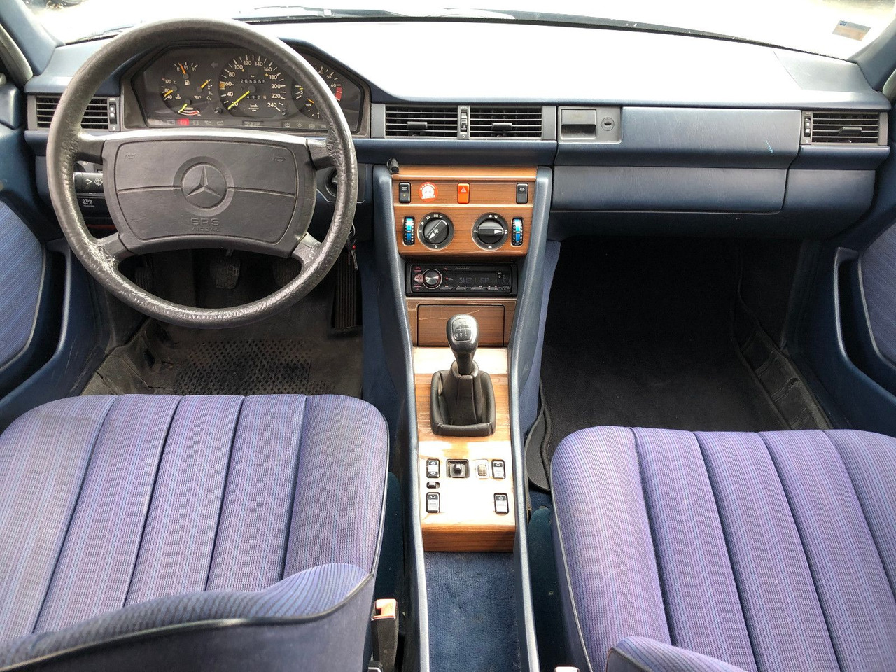 Limuzina Mercedes-Benz W124 E 260: slika 14 Limuzina Mercedes-Benz W124 E 260: slika 14