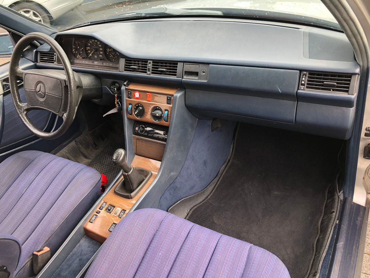 Limuzina Mercedes-Benz W124 E 260: slika 23 Limuzina Mercedes-Benz W124 E 260: slika 23