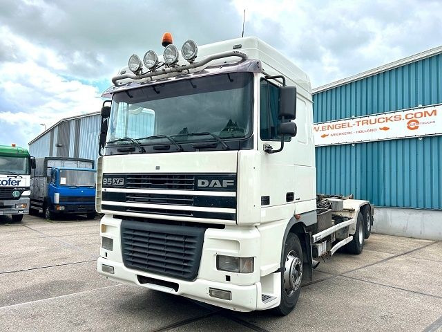DAF 95.480 XF SPACECAB 6x2 WITH HOOK-ARM SYSTEM (EURO 3 / ZF16 MANUAL GEARBOX / ZF-INTARDER / STEEL-/AIR SUSPENSION / AIRCONDITIONIN - Kotalni prekucni tovornjak: slika 1 DAF 95.480 XF SPACECAB 6x2 WITH HOOK-ARM SYSTEM (EURO 3 / ZF16 MANUAL GEARBOX / ZF-INTARDER / STEEL-/AIR SUSPENSION / AIRCONDITIONIN - Kotalni prekucni tovornjak: slika 1
