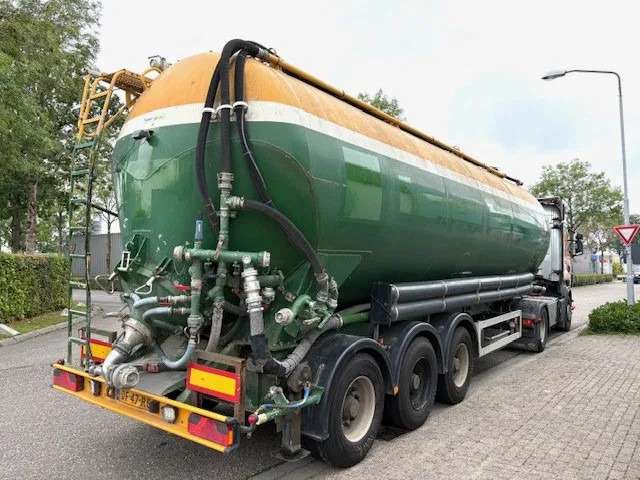Feldbinder KIP48 3 3-AXLE 48M3 KIPPING SILO TRAILER (SAF AXLES / DRUM BRAKES / 4 COMPARTMENTS) - Polprikolica cisterna: slika 3 Feldbinder KIP48 3 3-AXLE 48M3 KIPPING SILO TRAILER (SAF AXLES / DRUM BRAKES / 4 COMPARTMENTS) - Polprikolica cisterna: slika 3