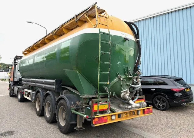 Feldbinder KIP48 3 3-AXLE 48M3 KIPPING SILO TRAILER (SAF AXLES / DRUM BRAKES / 4 COMPARTMENTS) - Polprikolica cisterna: slika 4 Feldbinder KIP48 3 3-AXLE 48M3 KIPPING SILO TRAILER (SAF AXLES / DRUM BRAKES / 4 COMPARTMENTS) - Polprikolica cisterna: slika 4