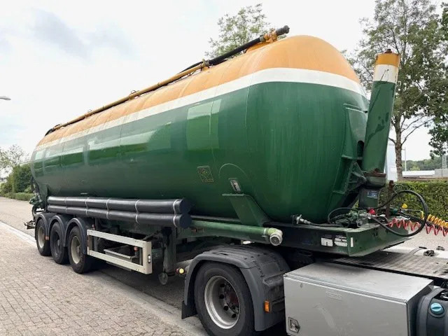 Feldbinder KIP48 3 3-AXLE 48M3 KIPPING SILO TRAILER (SAF AXLES / DRUM BRAKES / 4 COMPARTMENTS) - Polprikolica cisterna: slika 2 Feldbinder KIP48 3 3-AXLE 48M3 KIPPING SILO TRAILER (SAF AXLES / DRUM BRAKES / 4 COMPARTMENTS) - Polprikolica cisterna: slika 2