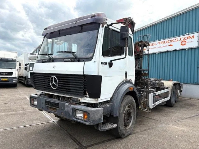 Mercedes-Benz SK 2527 6x2 HOOK-ARM SYSTEM WITH HMF CRANE (V6 ENGINE / ZF MANUAL GEARBOX / REDUCTION AXLE / STEEL SUSPENSION / P.T.O.) - Kotalni prekucni tovornjak, Tovornjak z dvigalom: slika 1 Mercedes-Benz SK 2527 6x2 HOOK-ARM SYSTEM WITH HMF CRANE (V6 ENGINE / ZF MANUAL GEARBOX / REDUCTION AXLE / STEEL SUSPENSION / P.T.O.) - Kotalni prekucni tovornjak, Tovornjak z dvigalom: slika 1