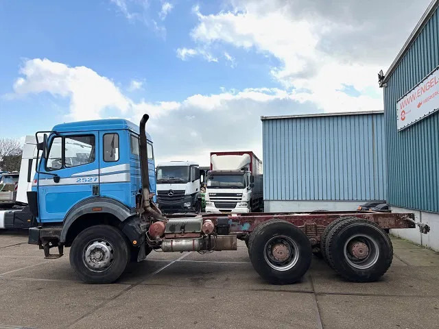 Mercedes-Benz SK 2527 6x4 (V6-ENGINE) FULL STEEL SUSPENSION CHASSIS (MANUAL GEARBOX / REDUCTION AXLES / FULL STEEL SUSPENSION / EURO 2) - Tovornjak-šasija: slika 5 Mercedes-Benz SK 2527 6x4 (V6-ENGINE) FULL STEEL SUSPENSION CHASSIS (MANUAL GEARBOX / REDUCTION AXLES / FULL STEEL SUSPENSION / EURO 2) - Tovornjak-šasija: slika 5