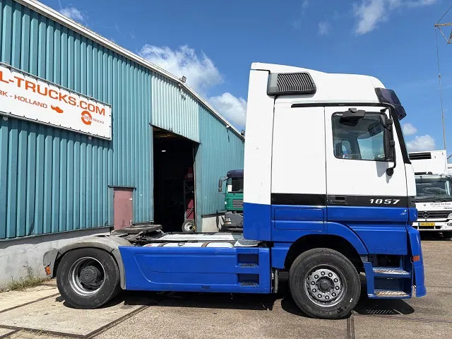 Mercedes-Benz Actros 1857 LS (MP1) MEGASPACE (EPS WITH CLUTCH (3-PEDALS) / RETARDER / REDUCTION AXLE / AIRCONDITIONING) - Vlačilec: slika 4 Mercedes-Benz Actros 1857 LS (MP1) MEGASPACE (EPS WITH CLUTCH (3-PEDALS) / RETARDER / REDUCTION AXLE / AIRCONDITIONING) - Vlačilec: slika 4