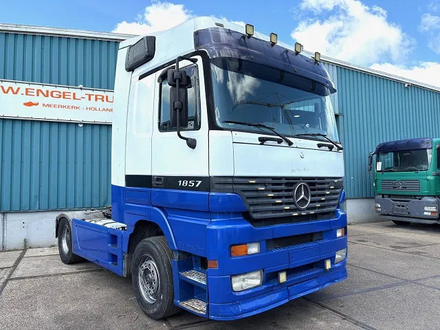 Mercedes-Benz Actros 1857 LS (MP1) MEGASPACE (EPS WITH CLUTCH (3-PEDALS) / RETARDER / REDUCTION AXLE / AIRCONDITIONING) - Vlačilec: slika 2 Mercedes-Benz Actros 1857 LS (MP1) MEGASPACE (EPS WITH CLUTCH (3-PEDALS) / RETARDER / REDUCTION AXLE / AIRCONDITIONING) - Vlačilec: slika 2