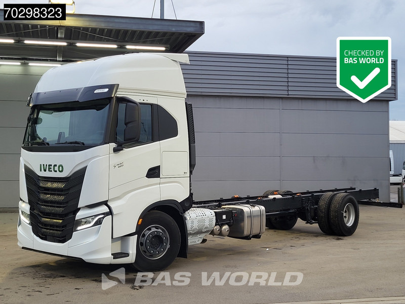 Iveco S-Way 420 4X2 NEW! Chassis, Automatic Standklima 2xTanks Euro 6 - Tovornjak-šasija: slika 1 Iveco S-Way 420 4X2 NEW! Chassis, Automatic Standklima 2xTanks Euro 6 - Tovornjak-šasija: slika 1