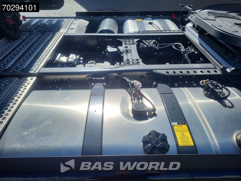 Mercedes-Benz Actros L 1863 4X2 NEW! Retarder Full-Air Leder Standklima 2x Tanks MirrorCam Navi PPC Alcoa's LED Euro 6 - Vlačilec: slika 5 Mercedes-Benz Actros L 1863 4X2 NEW! Retarder Full-Air Leder Standklima 2x Tanks MirrorCam Navi PPC Alcoa's LED Euro 6 - Vlačilec: slika 5