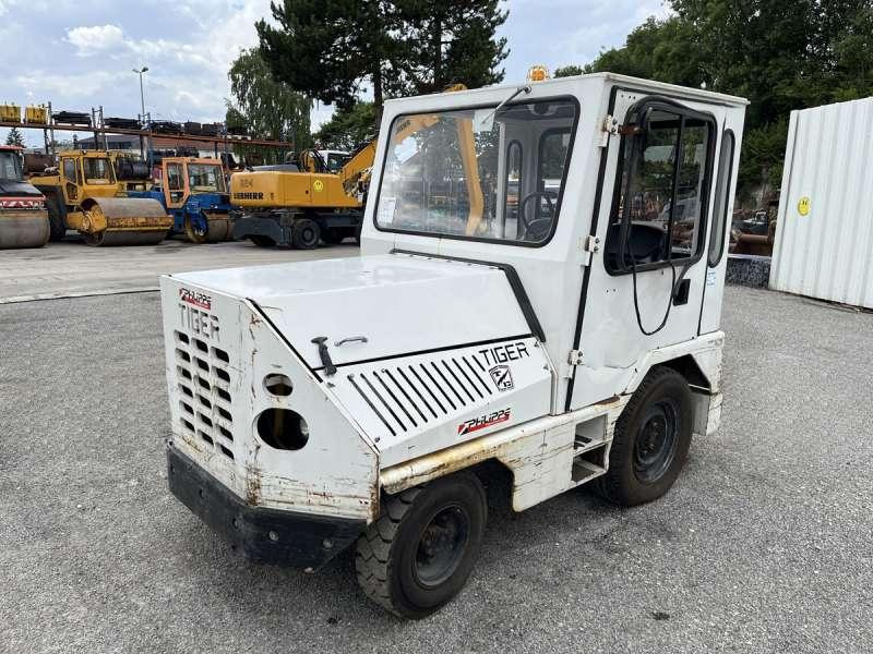 TAYLOR-DUNN TC-40 - Traktor: slika 2 TAYLOR-DUNN TC-40 - Traktor: slika 2