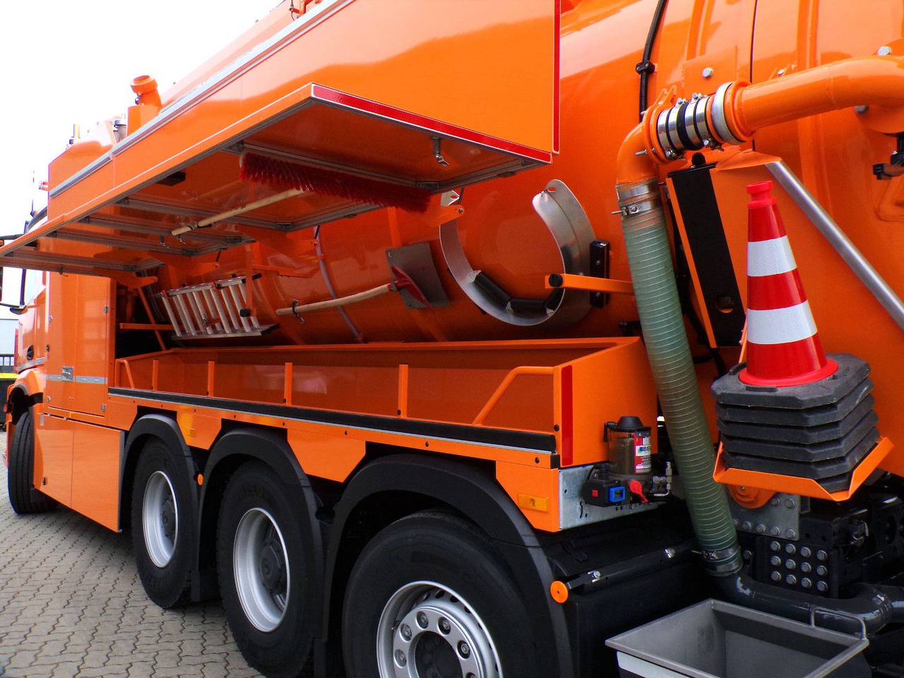 Mercedes-Benz Arocs 3551 8x4 Müller 16mCanalmaster F160EWA WRG - Vakuumski tovornjak: slika 5 Mercedes-Benz Arocs 3551 8x4 Müller 16mCanalmaster F160EWA WRG - Vakuumski tovornjak: slika 5
