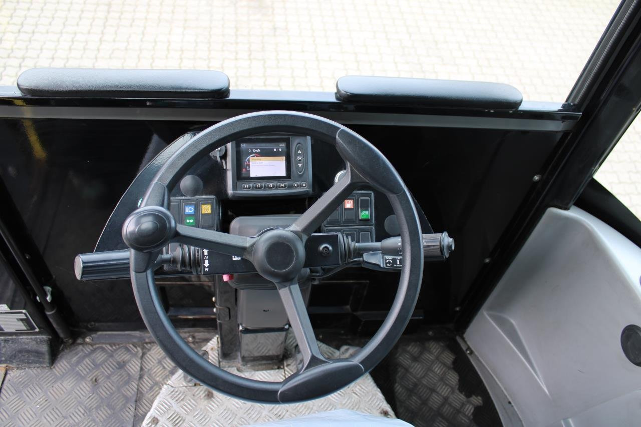 MOL RM255 4X4 - Terminalski traktor: slika 4 MOL RM255 4X4 - Terminalski traktor: slika 4