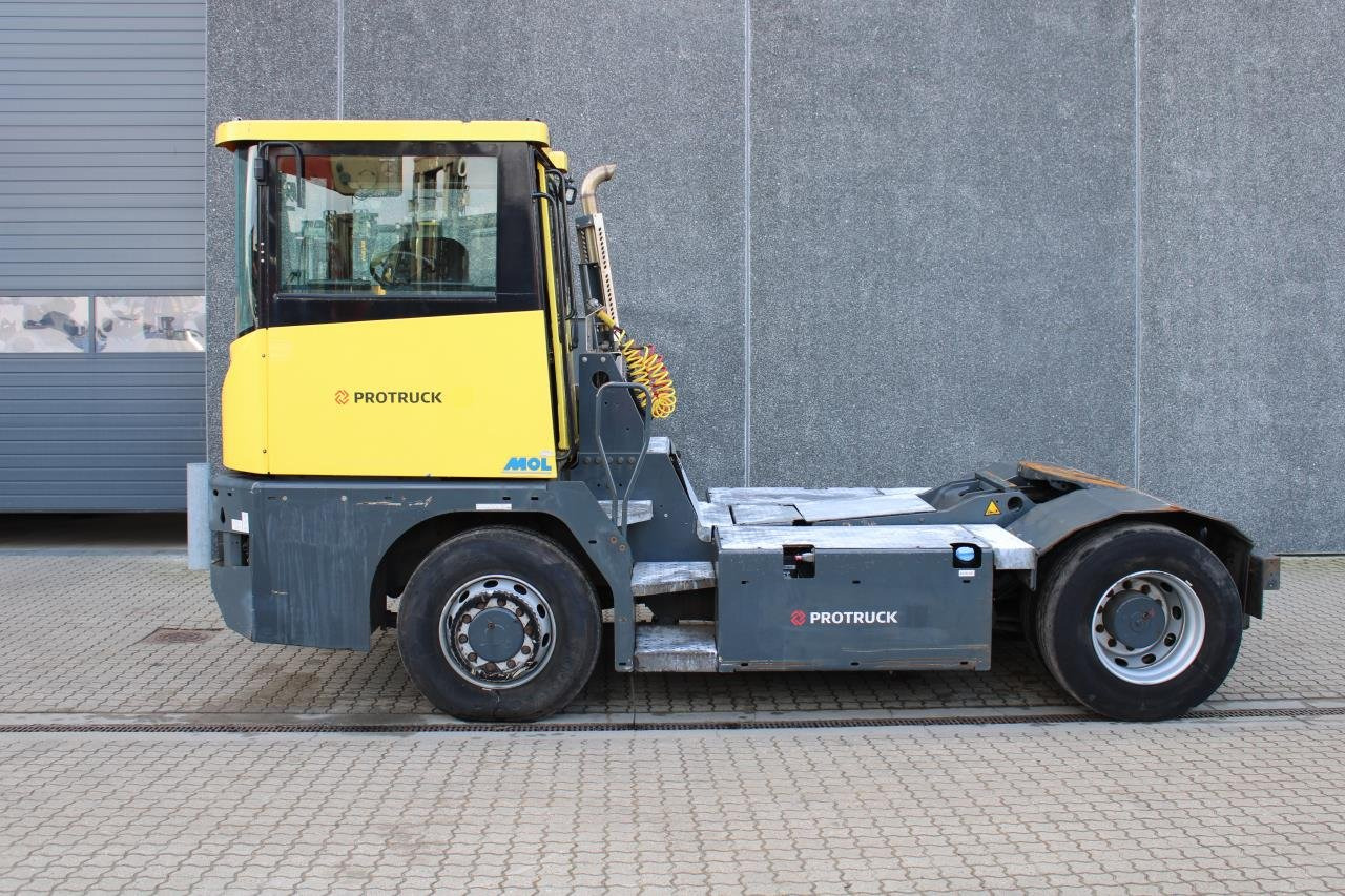 Terminalski traktor MOL RM255 4X4: slika 1