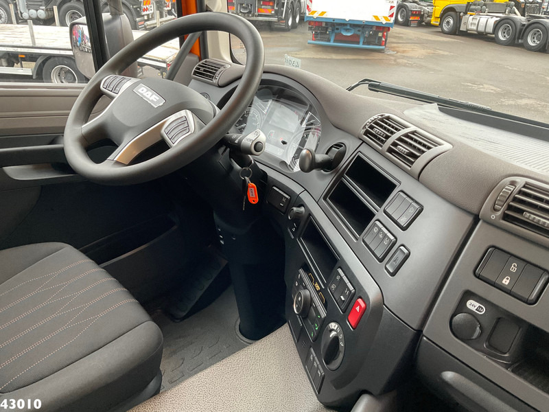 Interior photo 1: Kotalni prekucni tovornjak DAF FAQ CF 430 VDL 30 Ton haakarmsysteem