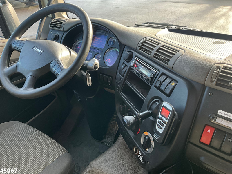 Interior photo 1: Tovornjak z dvigalom DAF FAX 85 CF 410 HMF 85 Tonmeter laadkraan + Fly-jib