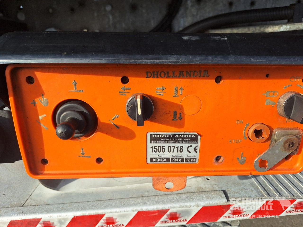 SCHMITZ Curtainsider Standard Taillift - Polprikolica s ponjavo: slika 2 SCHMITZ Curtainsider Standard Taillift - Polprikolica s ponjavo: slika 2