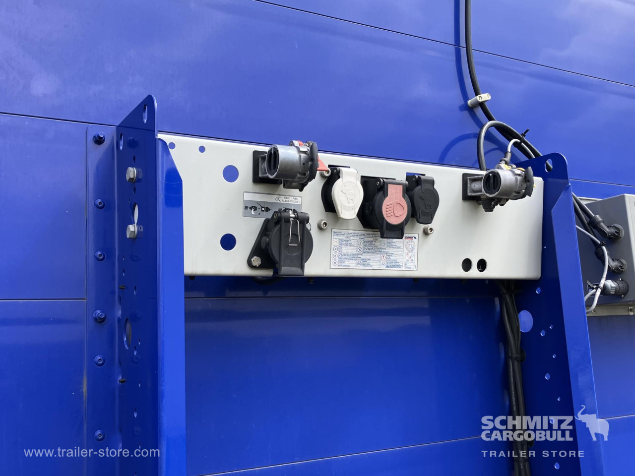 SCHMITZ Auflieger Curtainsider Standard - Polprikolica s ponjavo: slika 2 SCHMITZ Auflieger Curtainsider Standard - Polprikolica s ponjavo: slika 2