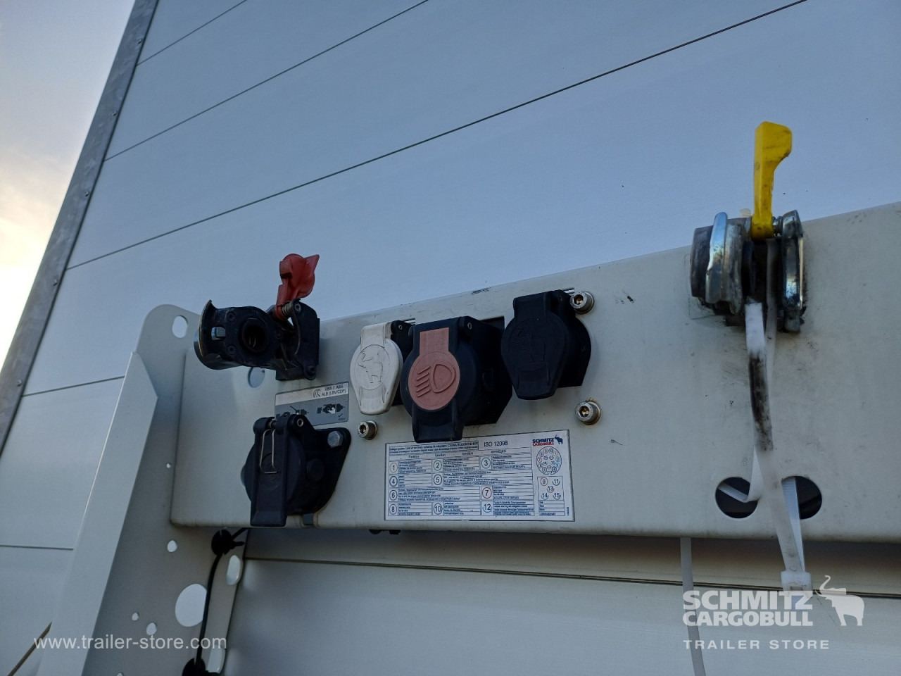 SCHMITZ Auflieger Curtainsider Standard - Polprikolica s ponjavo: slika 2 SCHMITZ Auflieger Curtainsider Standard - Polprikolica s ponjavo: slika 2