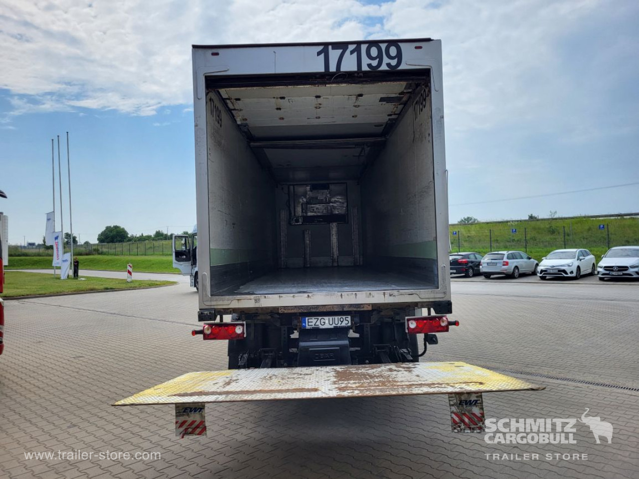 SCHMITZ Insulated/refrigerated box Taillift - Polprikolica hladilnik: slika 2 SCHMITZ Insulated/refrigerated box Taillift - Polprikolica hladilnik: slika 2