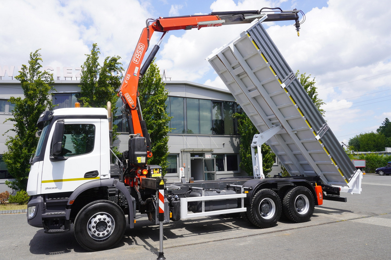 MERCEDES-BENZ AROCS 2633 6x4 / 5.5 T crane FASSI F135 / Tipper 15 EPAL - Tovornjak z dvigalom: slika 5 MERCEDES-BENZ AROCS 2633 6x4 / 5.5 T crane FASSI F135 / Tipper 15 EPAL - Tovornjak z dvigalom: slika 5