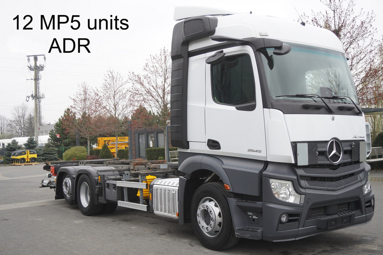 Kontejnerski tovornjak/ Tovornjak z zamenljivim tovoriščem MERCEDES-BENZ Actros 2545 6×2 MP5 / ADR / several units: slika 1