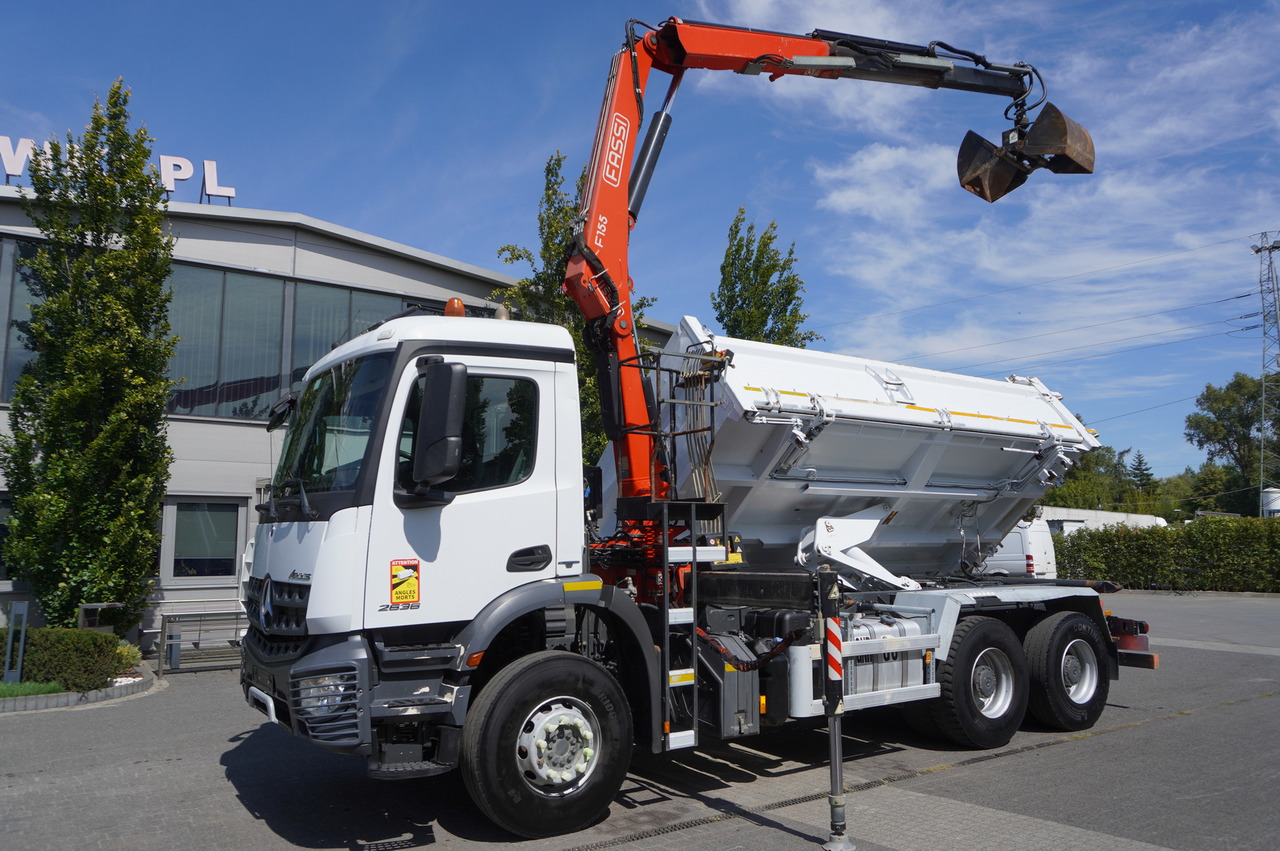 MERCEDES-BENZ Arocs 2636 / 6x4 / HDS Fassi / 3-Way Tipper / Bortmatic - Tovornjak prekucnik, Tovornjak z dvigalom: slika 2 MERCEDES-BENZ Arocs 2636 / 6x4 / HDS Fassi / 3-Way Tipper / Bortmatic - Tovornjak prekucnik, Tovornjak z dvigalom: slika 2